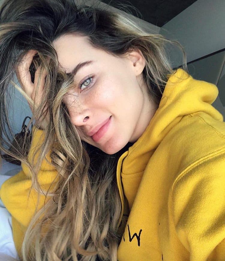 En esta imagen subida el 10 de noviembre la actriz reveló tener pecas en el rostro, algo que jamás habíamos visto en la también cantante. Sin hacer comentario alguno, 
<b>Belinda</b> se dejó ver sin maquillaje y así fue como pudimos ver su cara al natural.