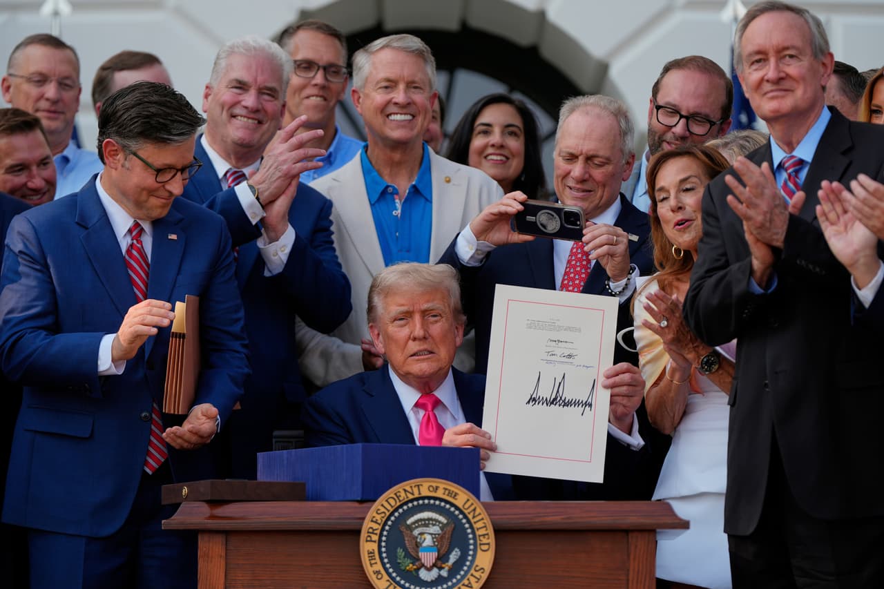 Trump convierte en ley su paquete fiscal que recorta Medicaid, cupones de alimentos y eleva el déficit en más de $3 billones
