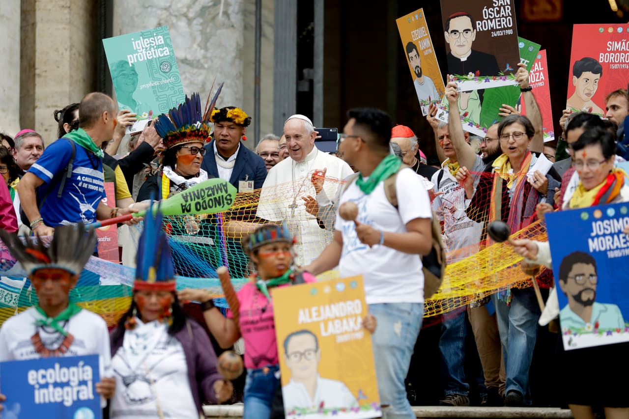 <b>21 de octubre de 2019</b> - Activistas católicos conservadores robaron tres estatuas indígenas amazónicas de una iglesia del área del Vaticano y las arrojaron al río Tíber, alegando que eran ídolos paganos. El robo de la Pachamama durante el sínodo de Francisco sobre la Amazonía sirvió para ilustrar la profundidad de la oposición del ala conservadora de la Iglesia al Papa, que solo se intensificó después de que lanzó una ofensiva contra el uso de la antigua misa en latín.