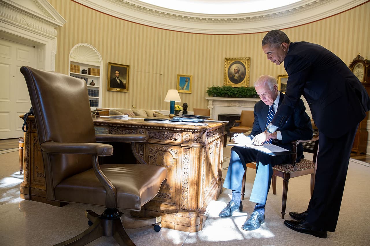 Ante la inminente despedida de esta dupla del poder, las redes sociales han hecho de sus imágenes más emblemáticas una serie de memes que recrean conversaciones ficticias entre los dos. Esta fotografía, tomada por el retratista oficial de la Casa Blanca, Pete Souza, ha sido usada para recrear la absurda idea de que Biden está firmando un acta de adopción de parte de los Obama.