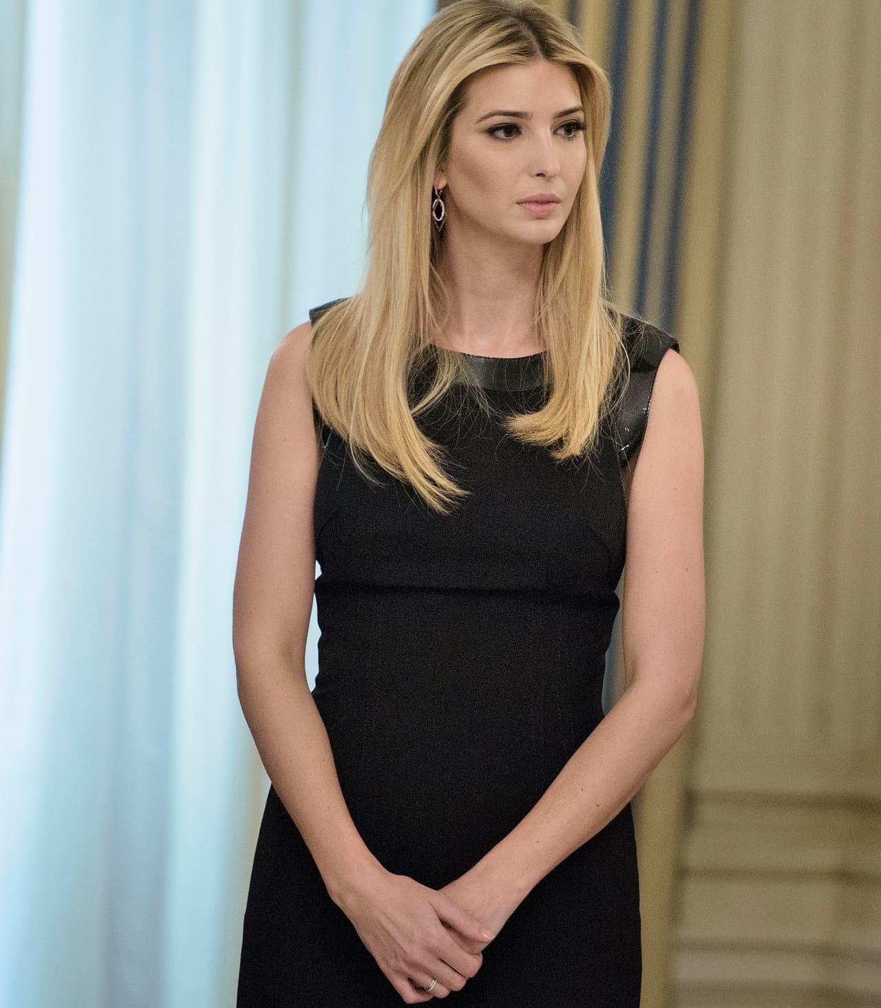 En esta sumatoria de piezas clásicas, el 
<i>little black dress, </i>o mini vestido negro que le heredó Chanel al armario femenino, ha sido un comodín para la contínua exposición de Melania Trump en el recinto oval. Poder hacer un registro de estilo casi diario de su ropa es la mejor evidencia de que casi día a día Ivanka se involucra con asuntos del poder. La gran cercanía con su padre es incluso mayor de lo que se podía sospechar.