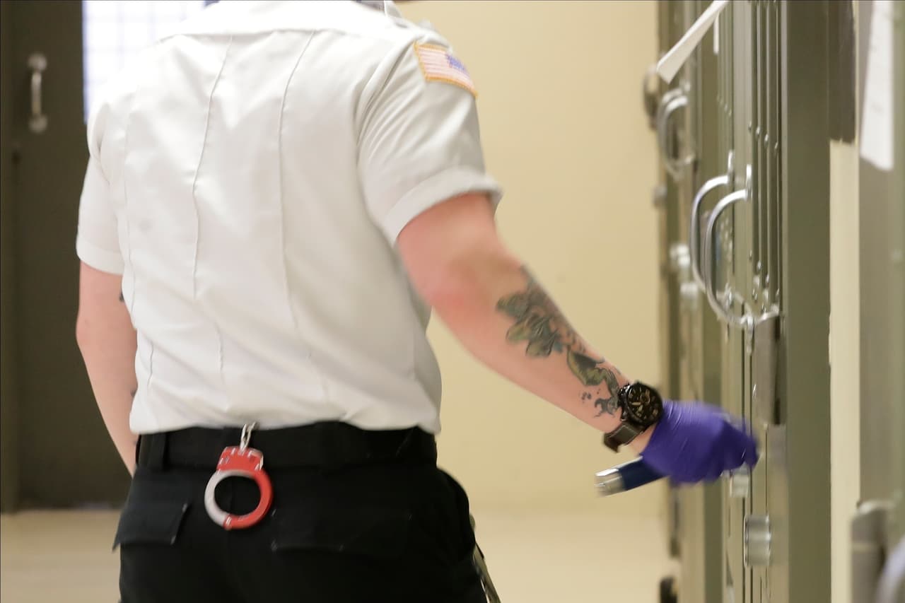 El miedo crece las cárceles de ICE a medida que aumentan los casos positivos de covid-19