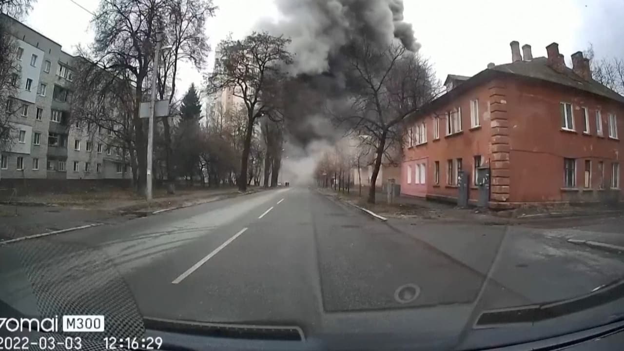 <b>Video: <b>Cámara de un auto graba el momento en que una explosión sacude un vecindario en Ucrania</b></b>
<br>
<br>La cámara de un automóvil que circulaba por las calles de Chernihiv, Ucrania, captó una explosión que provocó una espesa columna de humo negro.
