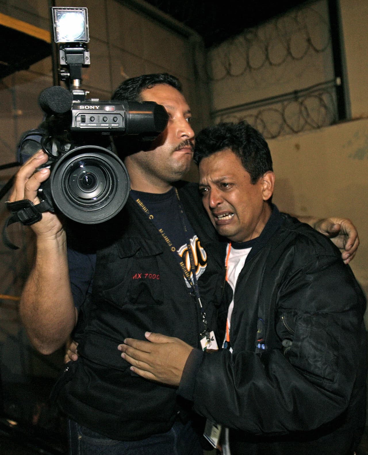 Hugo Chávez cumplió su amenaza de no renovarle la concesión al canal Radio Caracas Televisión, que se había convertido en un férreo opositor a su gobierno. Empleados de la planta sufrieron el cierre de operaciones. (27 de mayo, 2007)