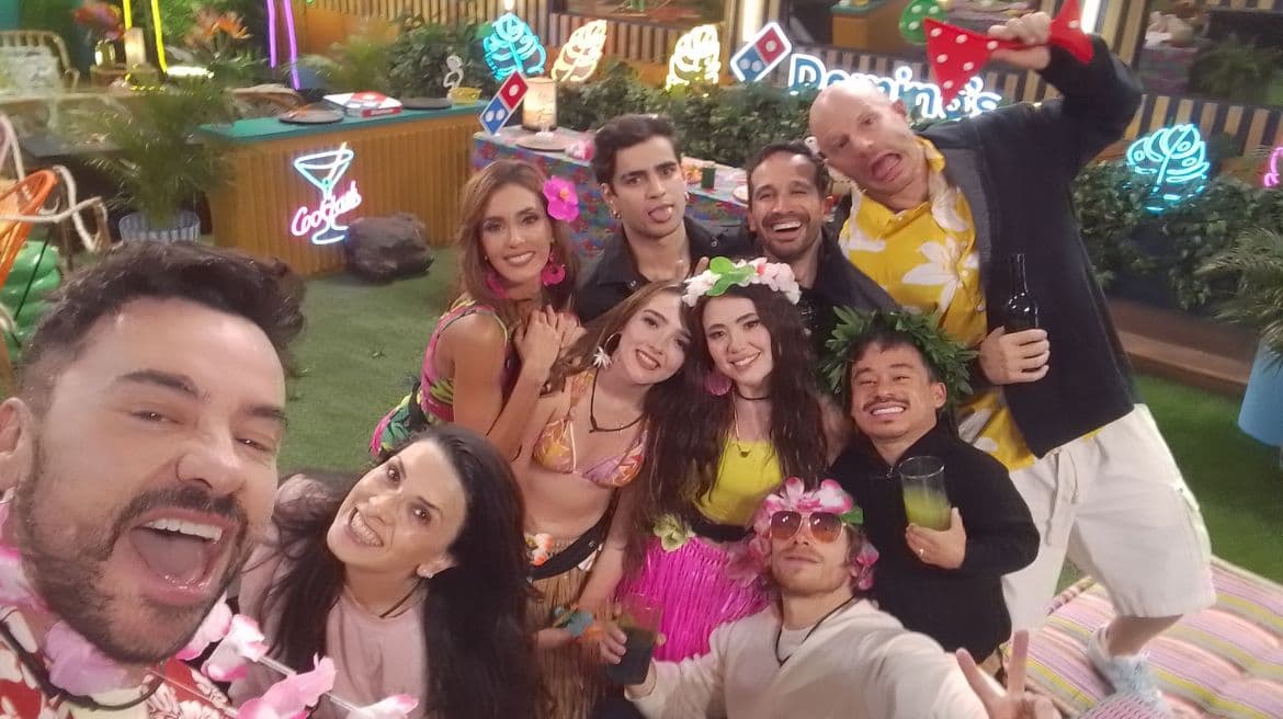 Shiky tomó una selfie de todos los haboitantes conviviendo juntos