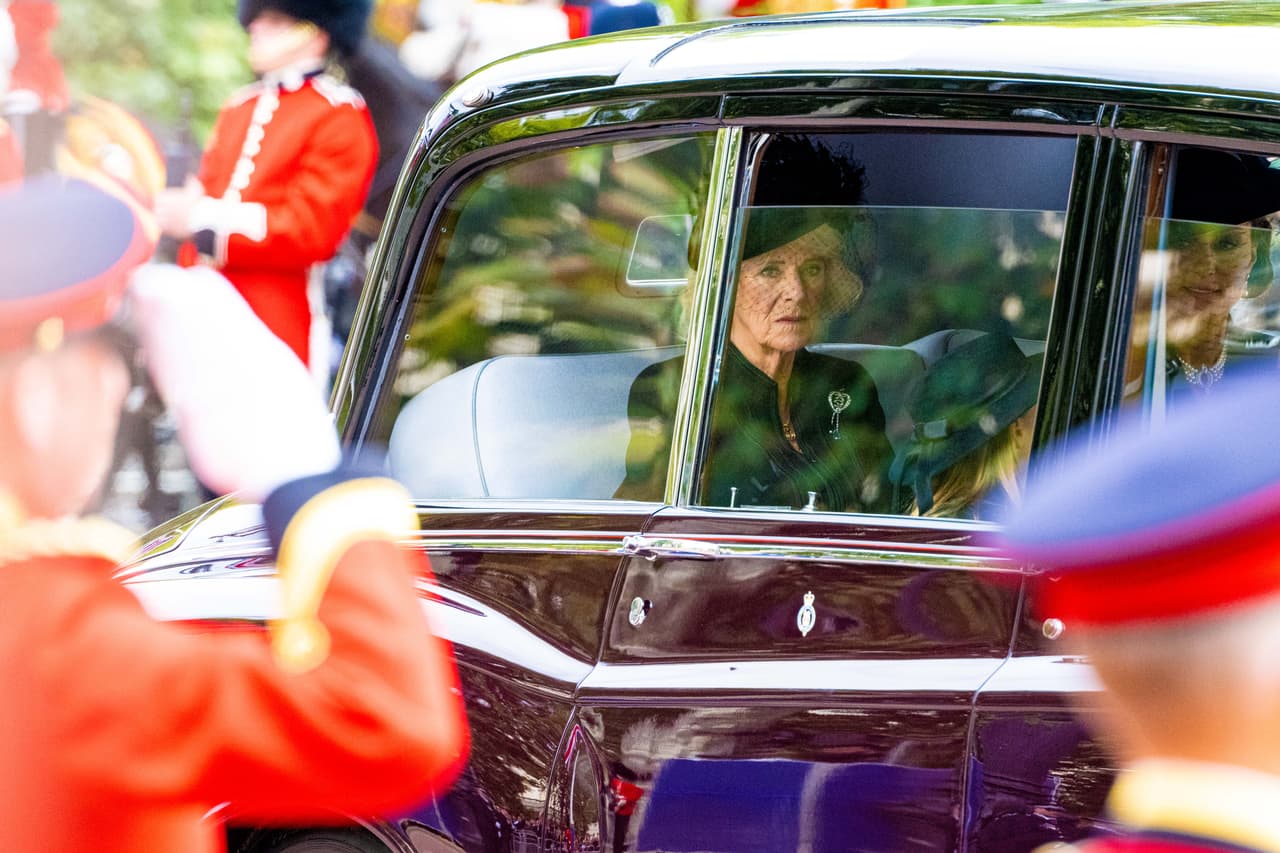 La reina Camilla también rindió homenaje a Isabel II portando en su vestimenta de luto un broche victoriano en forma de corazón.