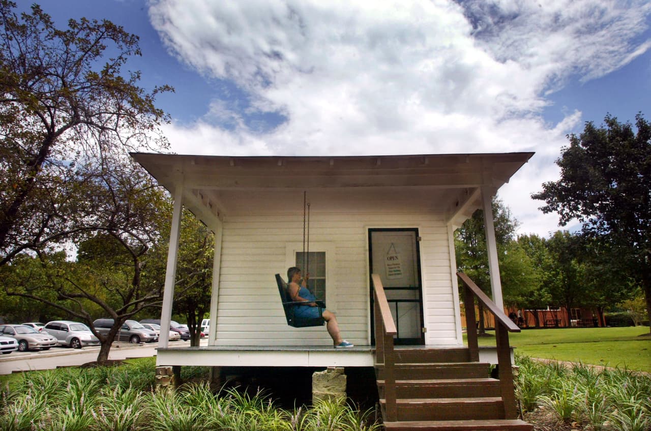 <a href="https://www.usatoday.com/story/news/nation/2021/09/08/what-least-expensive-zip-codes-america-real-estate-covid/5769847001/" target="_blank">24/7 Wall St. revisó los datos proporcionados por ATTOM Data Solutions</a>, un proveedor de datos de bienes raíces y propiedades y determinó:
<br>
<br>
<b>Puesto número 10.</b>
<br>
<br>1. Código postal: 381272. 
<br>2. Ubicación: Memphis, Tennessee
<br>3. Precio medio de venta de la vivienda: 45.000 dólares.
<br>4. Mediana de ingresos por hogar: 29.798 dólares.
<br>
<br>El código postal 38127 en Memphis, Tennessee, es uno de los varios en el área metropolitana de Memphis más amplio para reportar algunas de las ofertas de venta de viviendas de menor precio en el último año. Un total de 871 casas del área fueron compradas y vendidas en 2020, y la mediana del precio de venta fue de sólo $45,000.