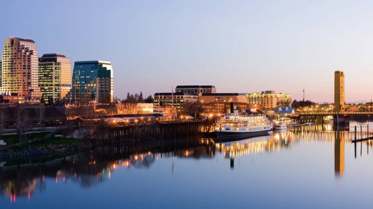 <b>New Year’s Eve River Cruise </b>
<br>En este 
<a href="https://www.cityexperiences.com/sacramento/city-cruises/sacramento-new-years-eve-river-cruise/" target="_blank">crucero familiar</a>, disfruta de una celebración única, un ambiente festivo y las mejores vistas de Sacramento.
<br>L Street Docks
<br>31 de diciembre, 8:00 pm-9:30 pm