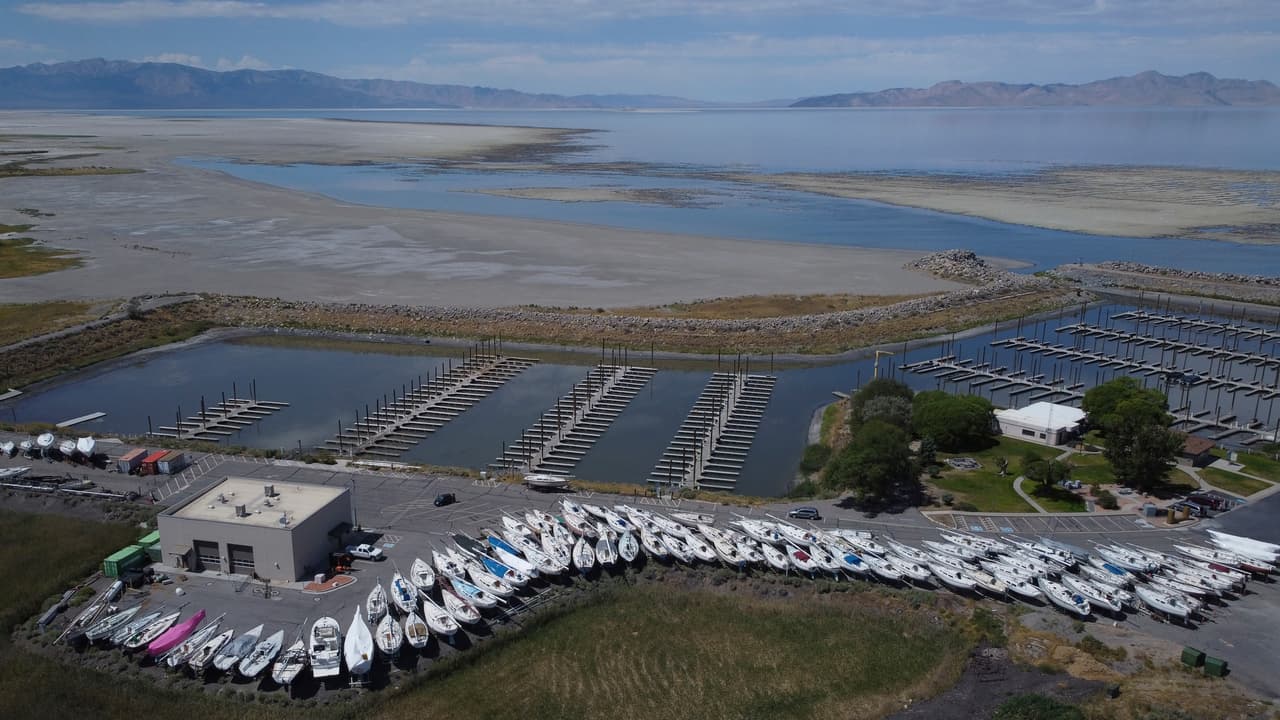 En uno de los puertos deportivos del Gran Lago Salado decidieron 
<b>sacar todos los botes del agua</b>, o al menos de lo que queda.