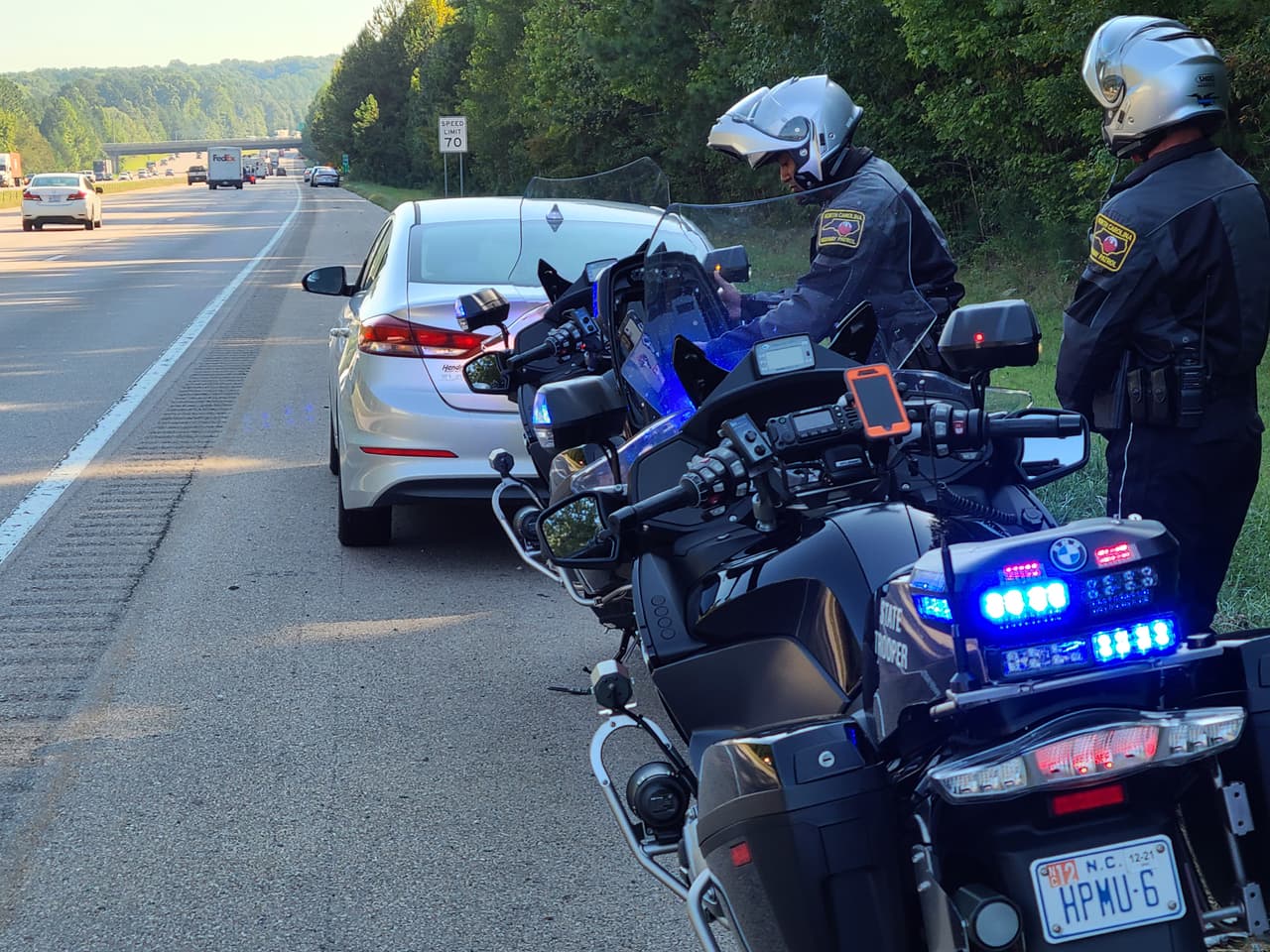 La Patrulla de Carreteras de Carolina del Norte y el Departamento de Policía de Raleigh realizan operativos en una principal arteria vial del condado de Wake.