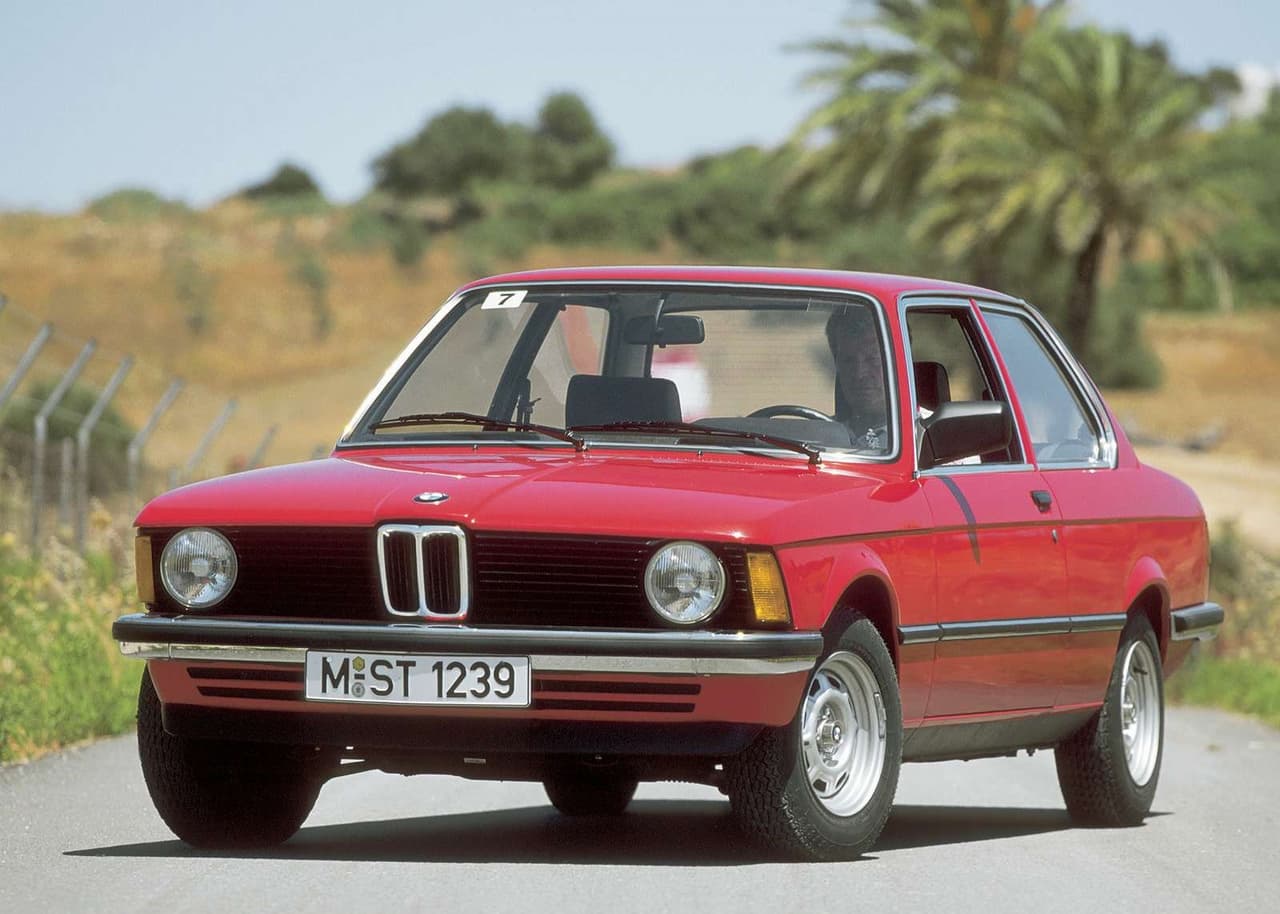 <h3 class="cms-H3-H3"><b>BMW 320i 1978</b></h3>
<br>
<br>Este fue el carro que lo inició todo. En 1994, Musk pagó por él un equivalente a 1,400 dólares, aunque confesó que posterior a la compra tuvo que hacerle algunas reparaciones adicionales. Lo tuvo durante 2 años, hasta que uno de sus pasantes en Zip2 tuvo un desafortunado incidente, una de las ruedas se soltó mientras iba en movimiento.
<br>
<br>
<b>Relacionado:</b> 
<a href="https://www.univision.com/carros/carros-y-famosos/carros-lujo-incautados-cartel-jalisco-nueva-generacion-fotos">Un vistazo a los carros de lujo que le fueron incautados al Cártel Jalisco Nueva Generación</a>