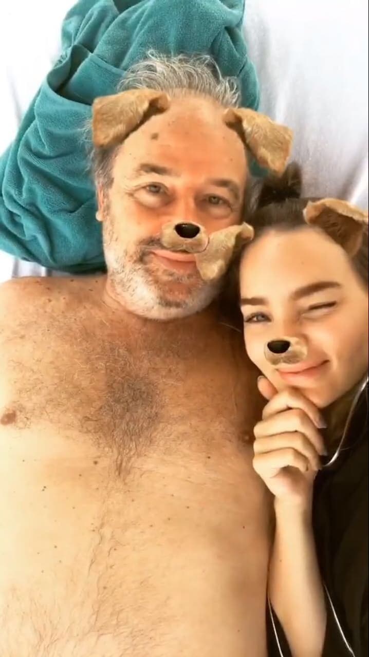Y es que aunque se trataba de su papá, Ignacio Peregrín, los fans de la cantante encontraron de muy mal gusto que el señor se retratara con el torso desnudo al lado de su hija.