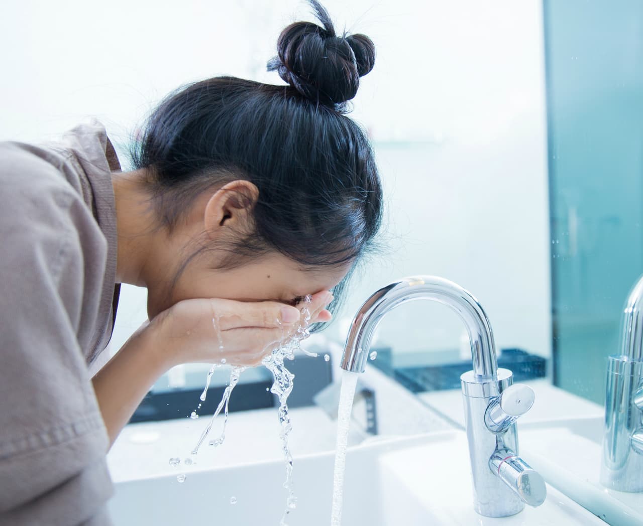 Las bajas temperaturas y la calefacción puede resecar tu piel. 
<b>No uses jabones fuertes</b>, tampoco te bañes con agua demasiado caliente. Mantén piel y los labios hidratados con lociones o cremas.