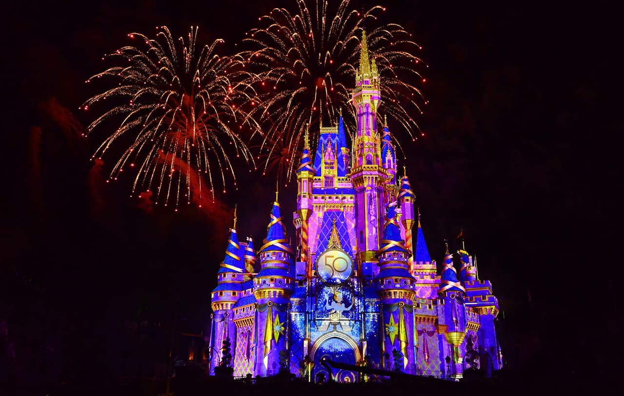 El espectáculo nocturno de fuegos artificiales ha sido completamente renovado.
<br>
<br>La compañía también anunció que en 2022 estrenarán dos grandes novedades: el hotel Star Wars: Galactic Starcruiser y la atracción 'Guardians of the Galaxy: Cosmic Rewind', en el parque temático de EPCOT.