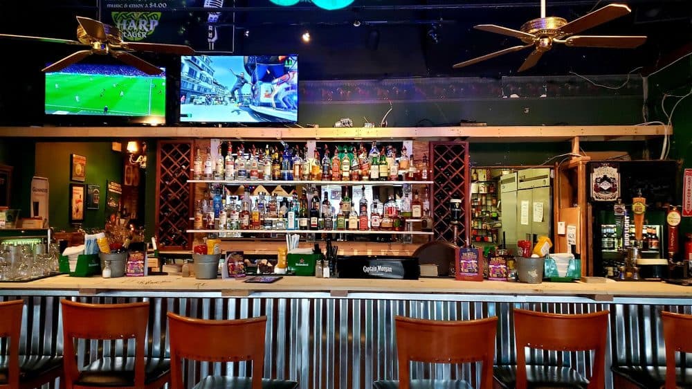 <b>The Celtic Tavern</b>
<br>Dirección: 918 Commercial St. NE Conyers, GA. 30012
<br>Teléfono: (770) 785-7001
<br>Sitio web: 
<a href="https://www.celtictavern.com/">https://www.celtictavern.com/</a> 
<br>
<b><a href="https://www.yelp.com/map/celtic-tavern-conyers">Cómo llegar</a></b>
<br>
<br>The Celtic Tavern, ubicada en el corazón de Olde Town Conyers, sirve como el hogar de Gillespie's Pub que aparece en "The Originals" de The CW. Al entrar recordarás las numerosas escenas que se filmaron en el establecimiento.
