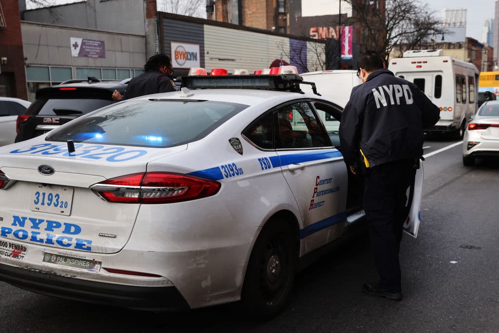 Arrestan a dos sospechosos por robos de calculadoras en escuelas del Bronx