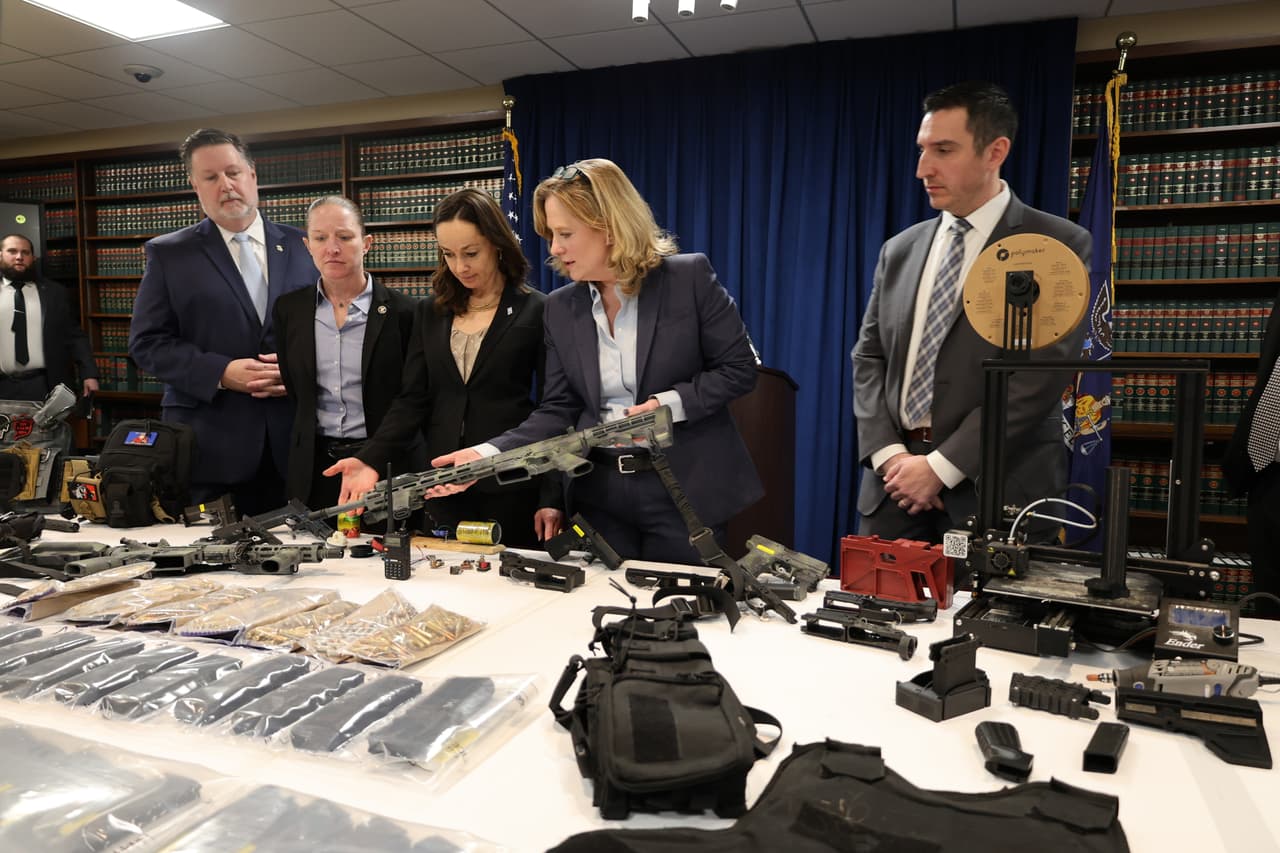 Dentro del apartamento hallaron 
<b>un lote de 8 armas fantasma, fabricadas con una impresora 3D, entre ellas un rifle de asalto AK.47.</b>
<br>