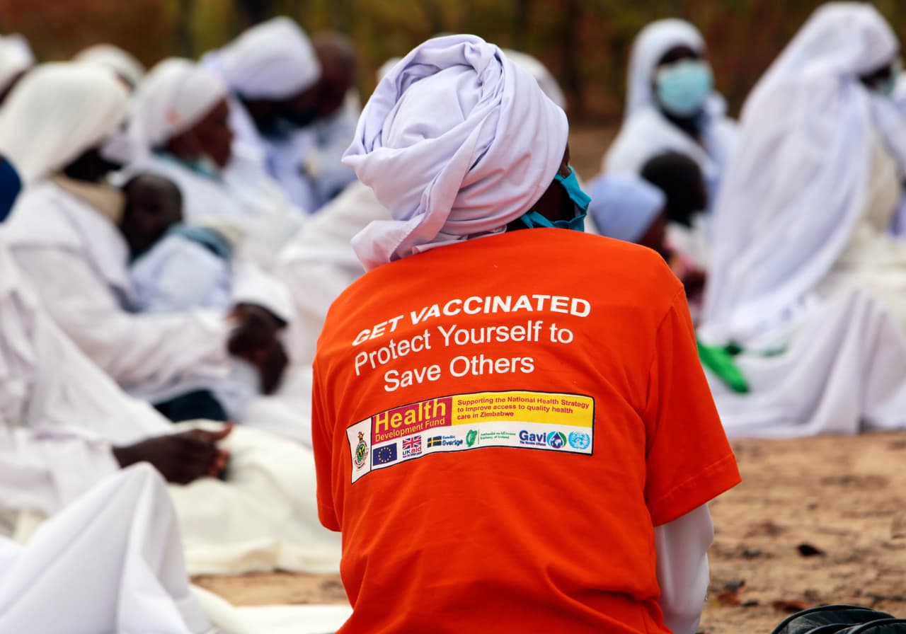 Grupos religiosos en Zimbabwe rechazan la vacuna contra el 
<a href="https://www.univision.com/temas/coronavirus">coronavirus</a> y han reforzado las creencias tradicionales en un país de por sí desconfiado de la medicina occidental. 
<a href="https://ourworldindata.org/covid-vaccinations?country=OWID_WRL" target="_blank">El país registra una tasa de vacunación completa del 16%</a>. Las iglesias, autoridades y UNICEF han formado grupos para combatir las falsedades que afirman, por ejemplo, que la vacuna "es satánica".