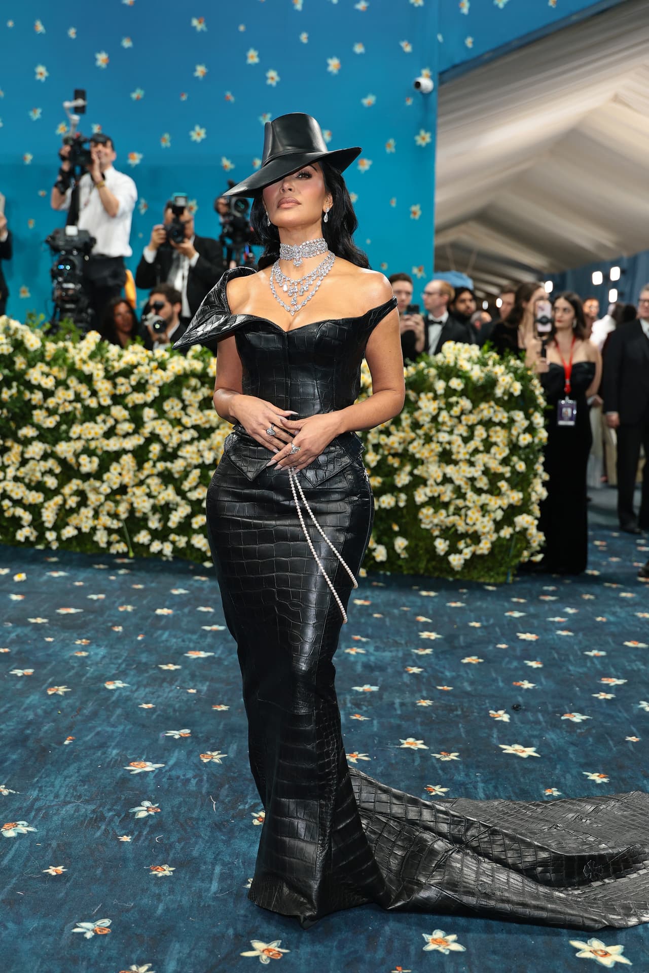 Este año, Kim Kardashian atrajo las miradas con un conjunto negro compuesto de un corsé que enmarcaba su cintura y una falda larga, terminada en cola.