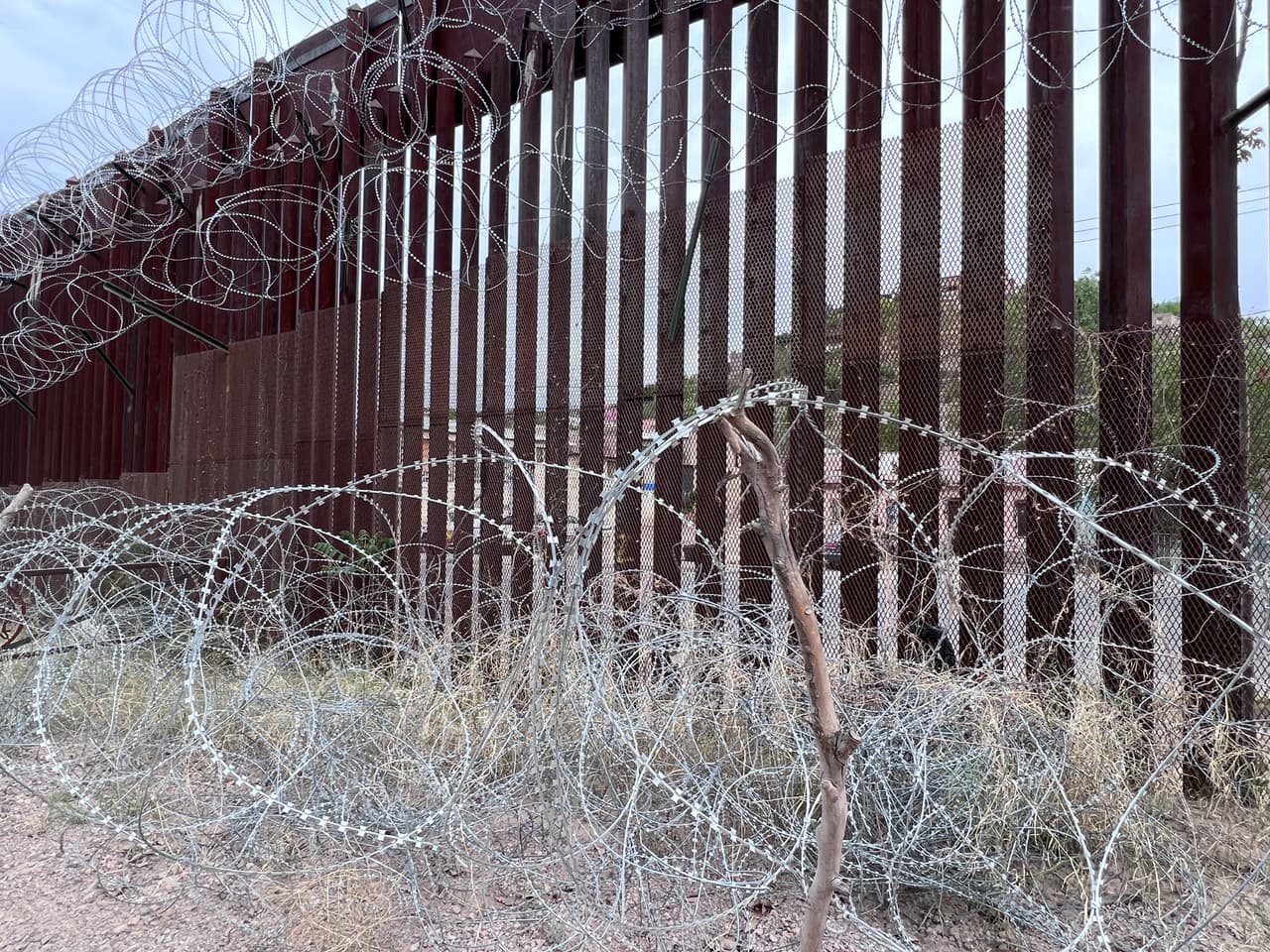 Este es el alambre que se instaló durante la administración de Donald Trump.