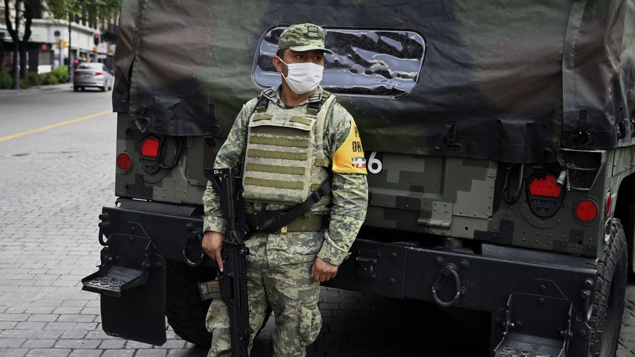 <b>Mira también: En video: </b>Según cifras oficiales, en ciudades como Tijuana se han registrado más de 1,500 asesinatos en lo que va de 2020, razón por la cual el gobierno de López Obrador ha apostado por enviar a miembros del Ejército a distintas zonas del país para combatir la delincuencia común.