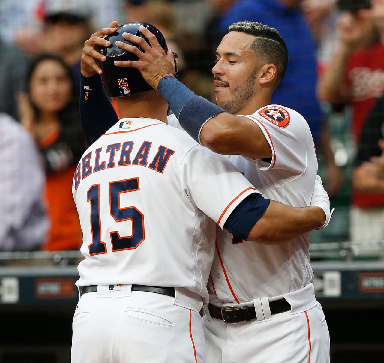 <b>Carlos Correa y Carlos Beltrán, jugadores puertorriqueños de los Astros de Houston.</b> Cuando el equipo ganó la Serie Mundial en 2017, los boricuas no asistieron a la invitación del presidente Trump. Según 
<i><a href="https://www.nytimes.com/2018/02/06/sports/baseball/carlos-beltran-white-house.html" target="_blank">The New York Times</a></i>, Beltrán declaró que su decisión no tuvo nada que ver con el presidente, pero agregó que estaba "decepcionado" con la respuesta del gobierno federal a la emergencia que dejó el huracán María en Puerto Rico.