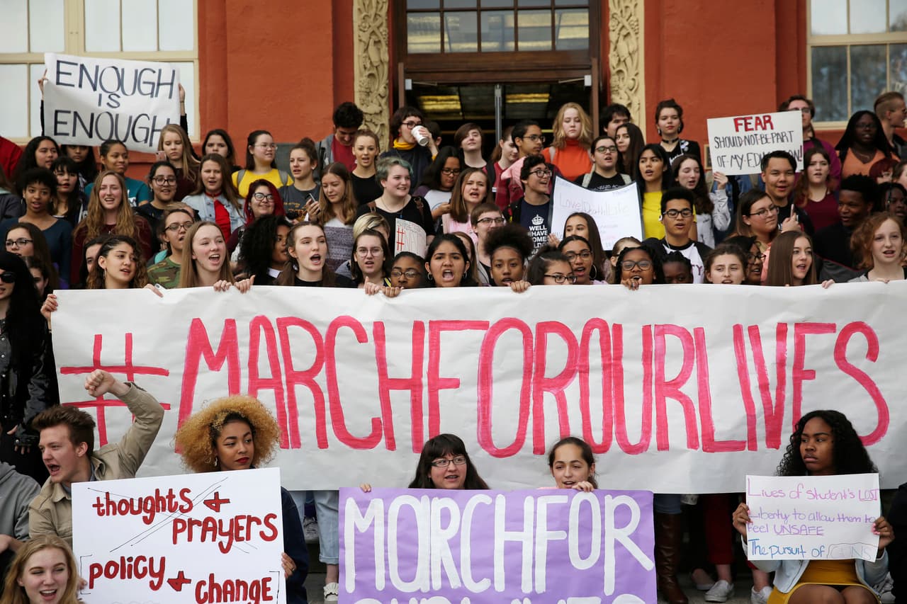 Las Vegas, Nevada. Como parte de la protesta, decenas de estudiantes cantaron frente a la Academia de las Artes de la ciudad.