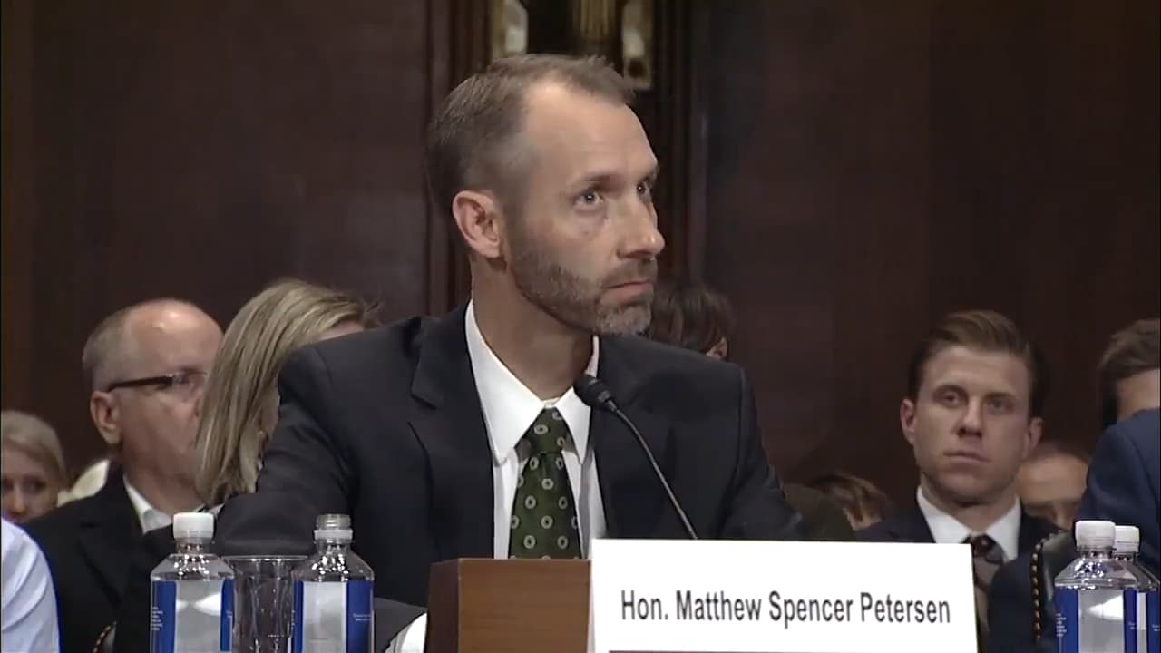 Tras desastrosa audiencia, candidato a juez federal de Trump renuncia a su nominación 