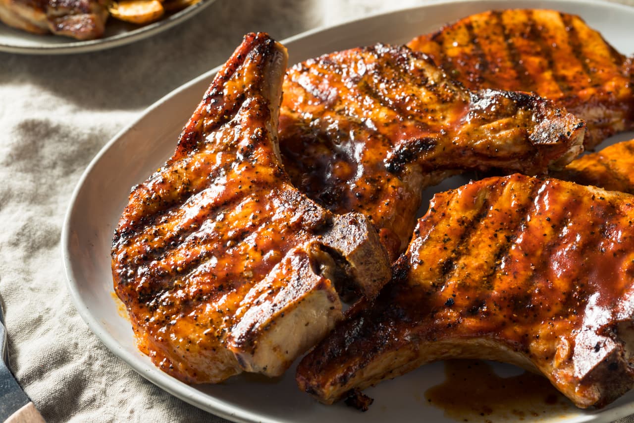 <b>Puesto 2. Chuletas de cerdo, con una subida del 19.9% </b>entre febrero y junio de 2020.
<br>
<br>Como muchos otros productos cárnicos en esta lista, el suministro de carne de cerdo se vio afectado cuando los trabajadores de las plantas procesadoras de carne se enfermaron con el coronavirus y la producción se redujo temporalmente en algunas instalaciones.
<br>
