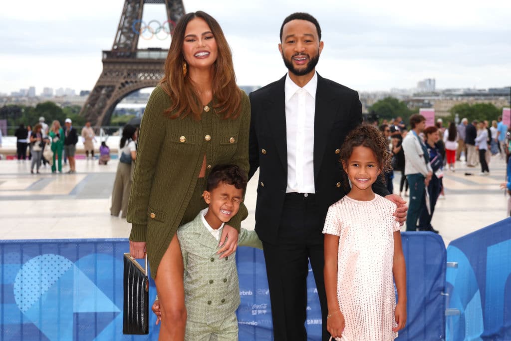 John Legend y su esposa Chrissy Teigen en compañía de sus hijos.
