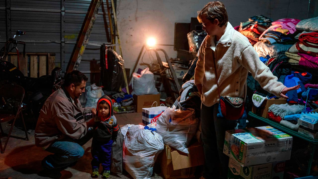 En el área de Houston se han habilitado centros de calentamiento para personas que no tienen calefacción en su casa durante el paso de 
<b><a href="https://www.univision.com/local/houston-kxln/frio-intenso-y-fuertes-vientos-lo-que-te-espera-para-la-manana-de-este-jueves-en-houston-video">frente frío. </a></b>