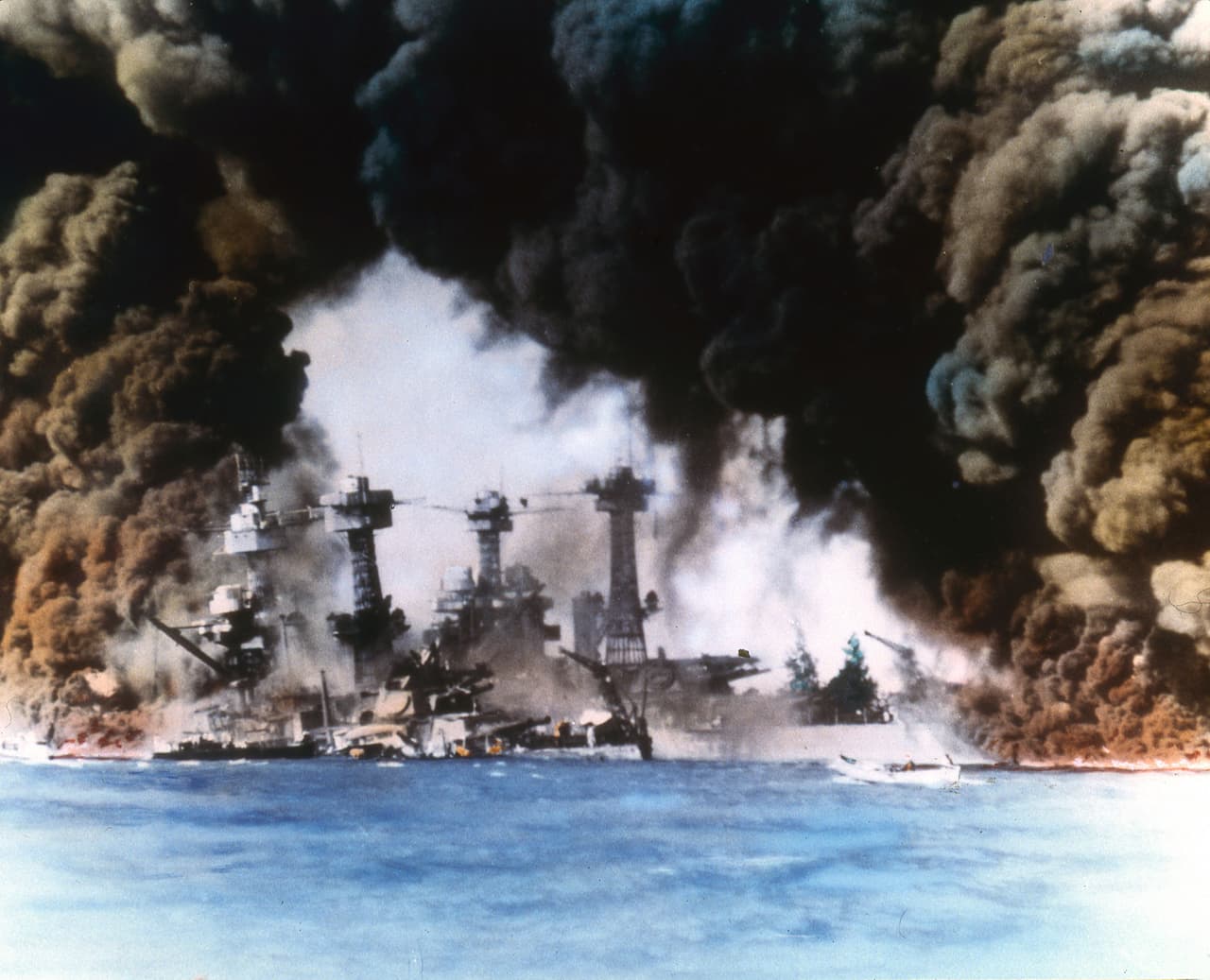 Esta ofensiva se llevó a cabo sin una declaración de guerra previa y sin ningún aviso explícito. El ataque a Pearl Harbor fue considerado como un crimen de guerra en los Juicios de Tokio, donde los aliados procesaron a los jefes militares japoneses capturados luego de la victoria.
<br>
<br>En la foto el denso humo que se elevó desde los buques estadounidenses USS West Virginia y USS Tennessee, destruidos en el ataque. 
<br>