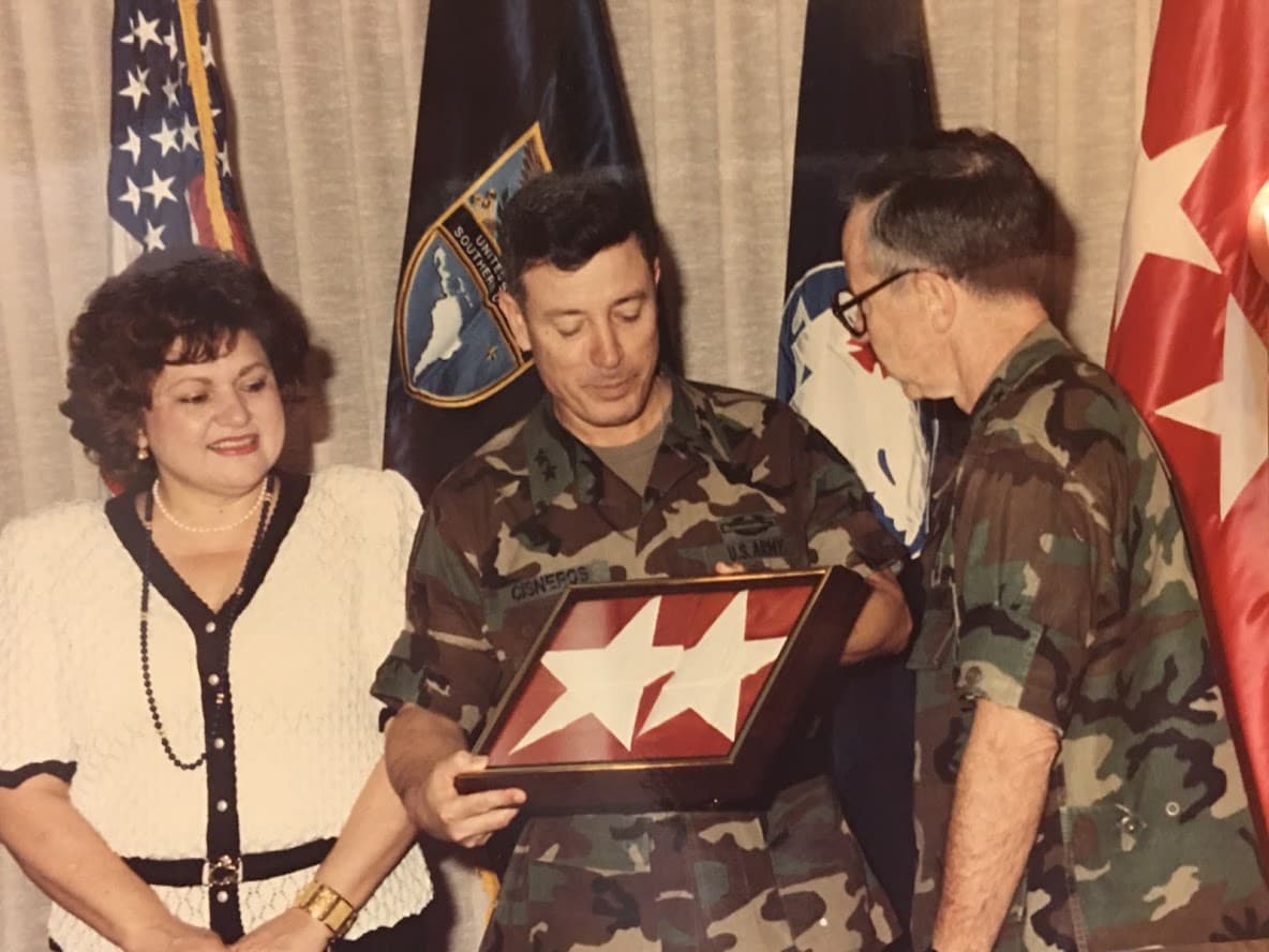 El general Marc Cisneros era jefe del ejército de los Estados Unidos en Panamá, pero tenía muchas diferencias con el general Maxwell Thurman, comandante en jefe del Comando Sur. Thurman carecía de experiencia en combate y desconocía la realidad de Panamá. Cisneros, un tejano del sur con excelentes conocimientos del idioma español, era un veterano de la guerra de Vietnam, a quien muchos admiraban por su calidad humana. (Izquierda a derecha, la esposa del Cisneros, Eddy Cisneros, Marc Cisneros, Maxwell Thurman).
