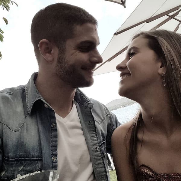 Pancheri le ha dedicado románticos mensajes en Instagram: "Yo te veo tan bonita, tan perfecta y tan preciosa que cualquier cosa que tengas, a mi me resulta hermosa. Y si a lo que ya te has puesto,
<br>le acompaña una sonrisa, eres el ser mas perfecto que esta linda tierra pisa. Y es que tu para mis ojos eres tan maravillosa, que lo mas bello a tu lado, es para mi poca cosa. @soypaulinagoto".
