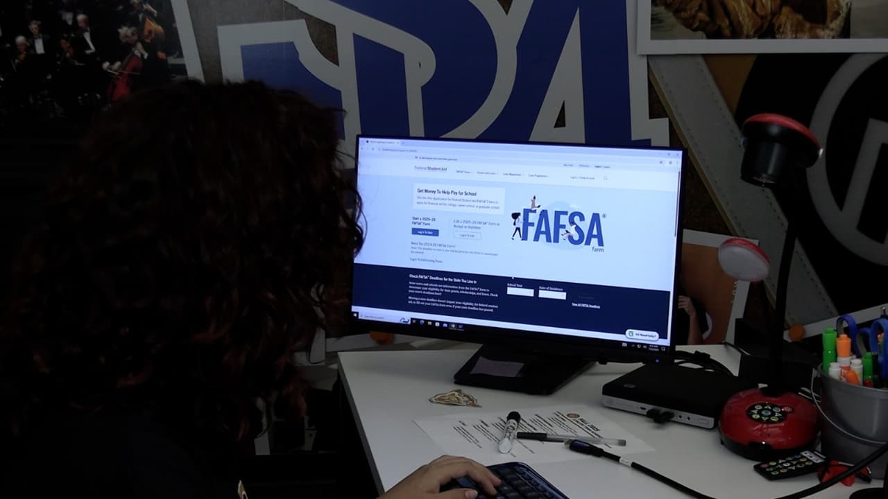 ¿Dónde puedes encontrar ayuda financiera para la universidad en Arizona?