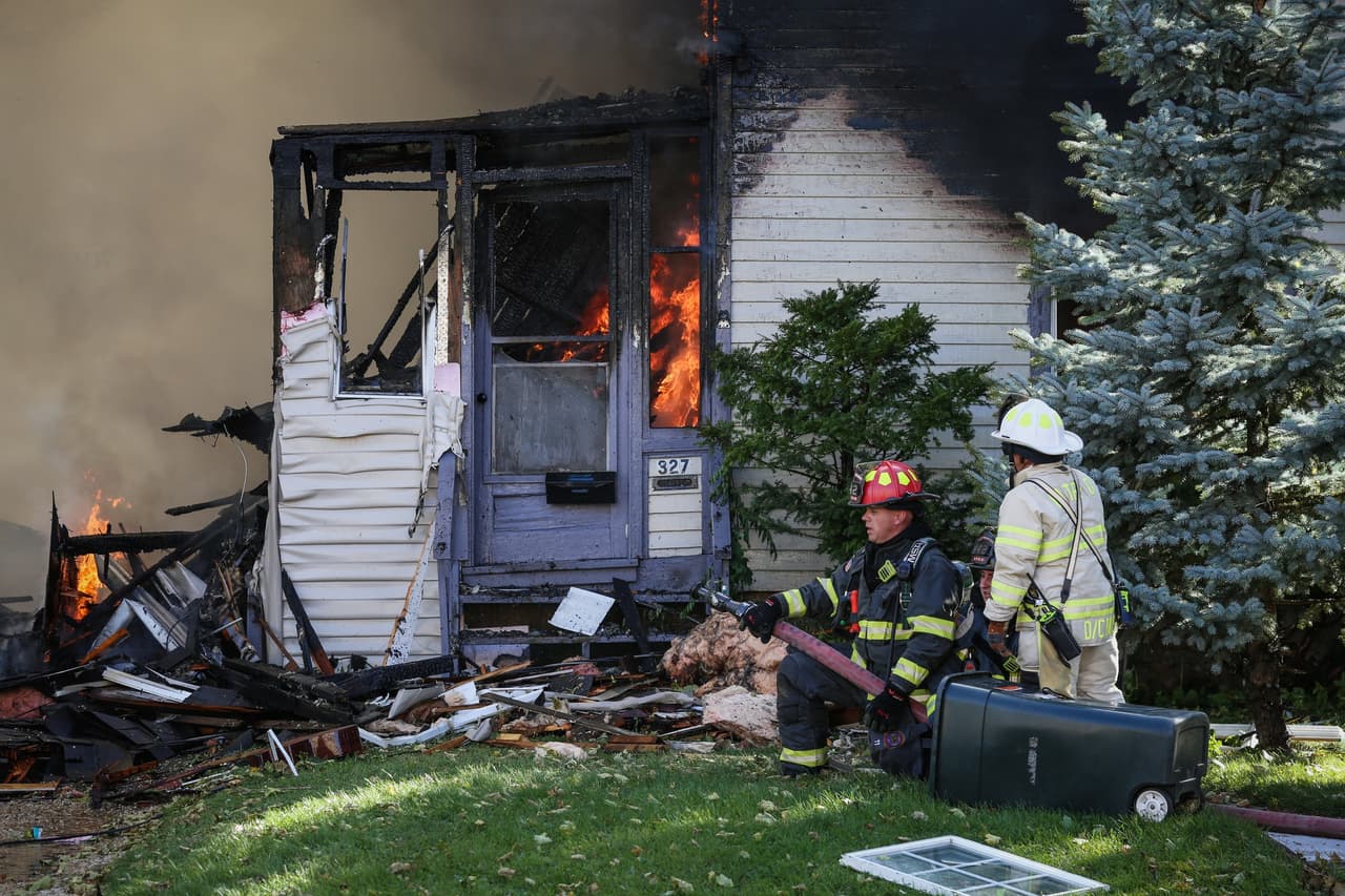 Bomberos de Woodstock ordenaron la evacuación de todas las casas mientras intentaban reparar la tubería de gas afectada.