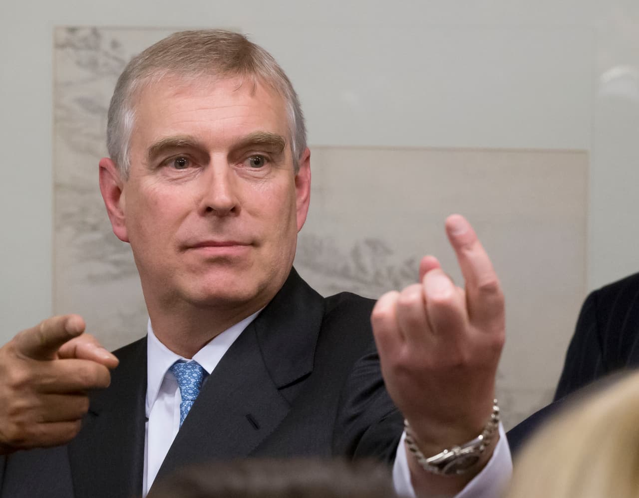En una declaración anterior citada por Mirror, el príncipe Andrés dijo: "En ningún momento, durante el tiempo limitado que pasé con él (Epstein) vi, presencié o sospeché cualquier comportamiento del tipo que posteriormente condujo a su arresto y condena".