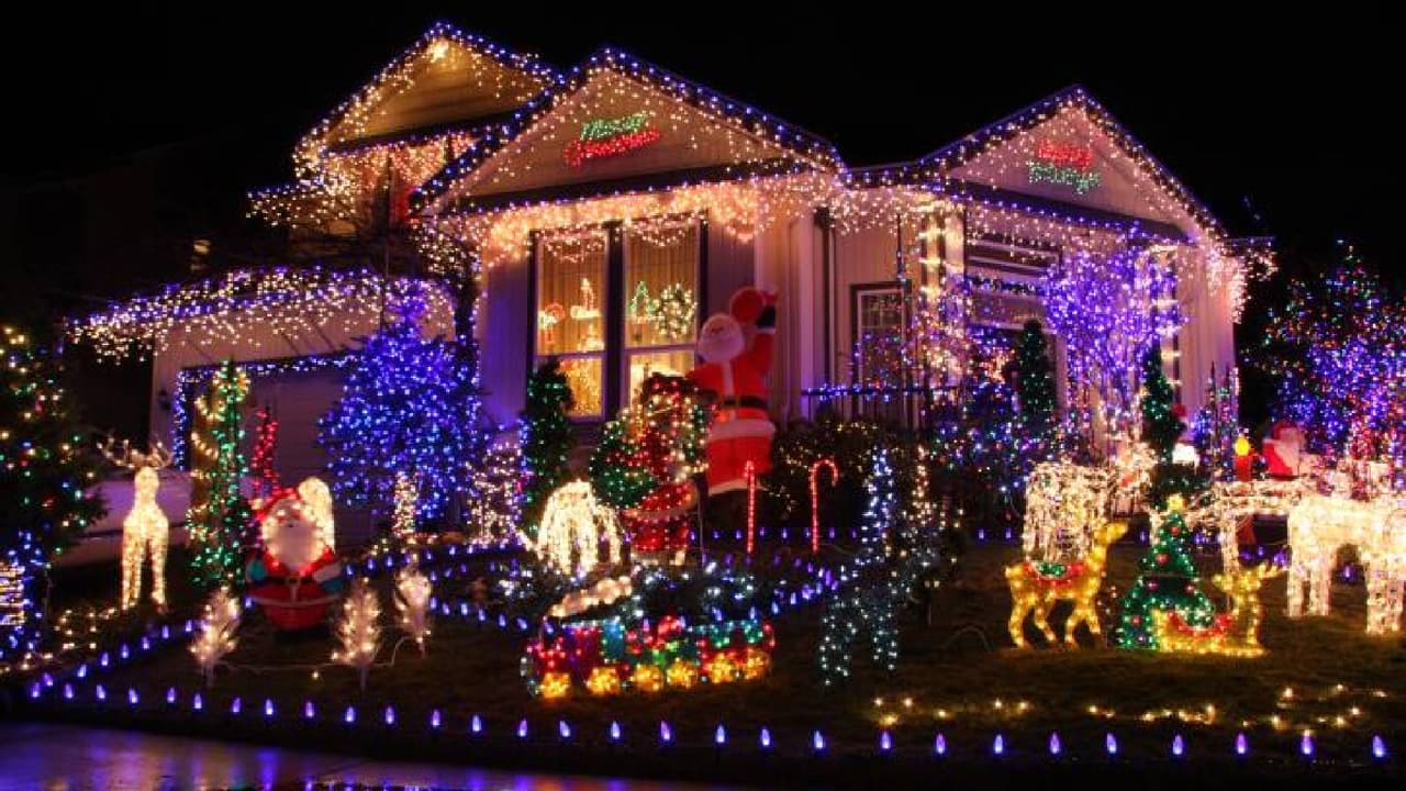 Cómo cuidarse al colocar la decoración
<br>• Cuando coloque luces en el exterior, utilice una escalera de madera o fibra de vidrio y asegúrese de mantenerse alejado de los cables eléctricos aéreos. Utilice su escalera únicamente en terreno nivelado. No utilice el peldaño superior ni se incline para colgar adornos.