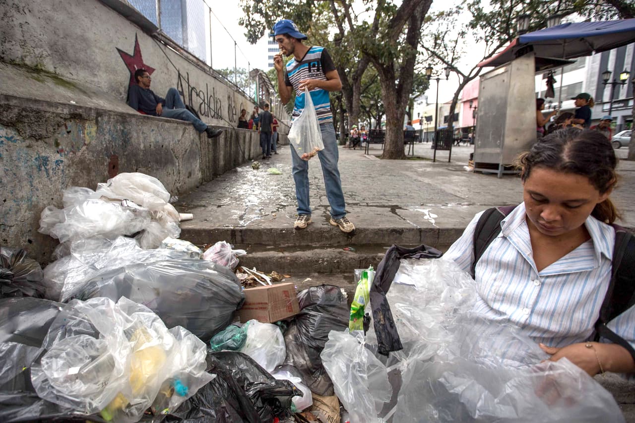 Herminia Medina Villamizar vive en la calle y visita el mismo basurero desde hace año y medio: desde que un incendio arrasó su casa en el barrio de Las Adjuntas y mató a su esposo. "Quedé en la calle con mis cuatro hijos", cuenta Villamizar, de 34 años de edad. De los niños, solo uno va a la escuela y todos solían acompañar a la madre en sus requisas entre los desperdicios. 
<b>"Todos venían conmigo al basurero pero uno se enfermó con una infección en el estómago, <a href="http://www.univision.com/noticias/salud/a-los-medicos-venezolanos-les-quita-el-sueno-ejercer-en-medio-de-la-escasez-e-inseguridad">estuvo hospitalizado</a> y no lo traje más"</b>.