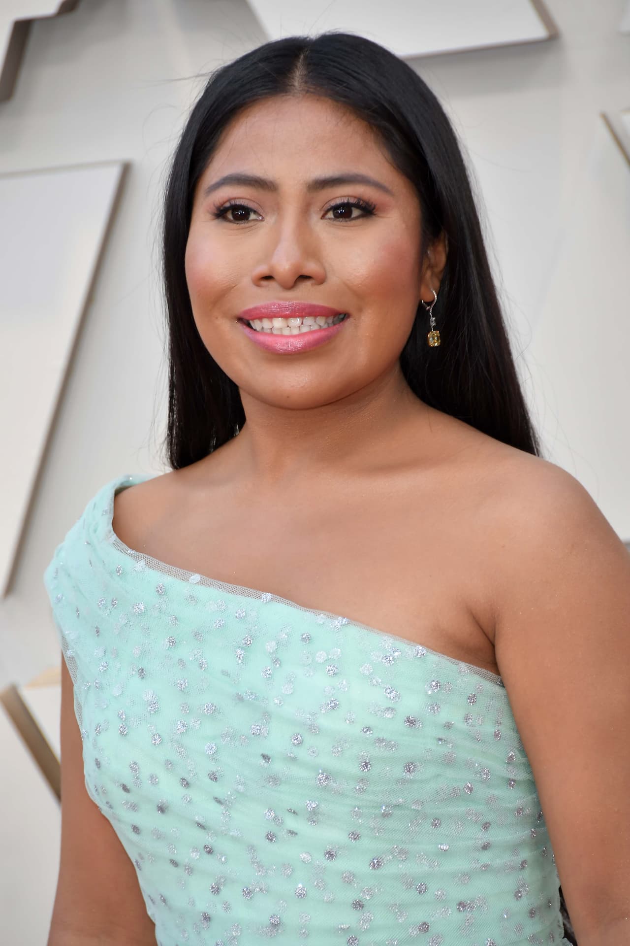 Yalitza Aparicio en la alfombra de los Oscar 2019.