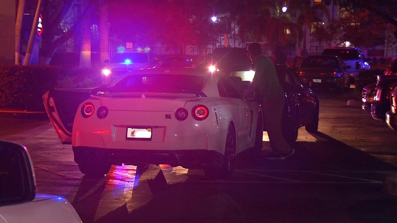 El Nissan GT-R es uno de los superautos más populares entre los jóvenes. Sus prestaciones deportivas extremas y su precio moderado lo ubican entre los best-sellers del segmento. 
<br>
<br>Nombre: Nissan GT-R (Sexta Generación)
<br>Precio Base: $106,650
<br>Motor: V6 3.8 litros Twin-Turbo
<br>Potencia: 545 hp @ 6400 rpm 463 lb-ft @ 3200 rpm
<br>Velocidad Máxima: 192 mph (307 km/h)
<br>Aceleración (0-60 mph): 3.0 segundos
<br>