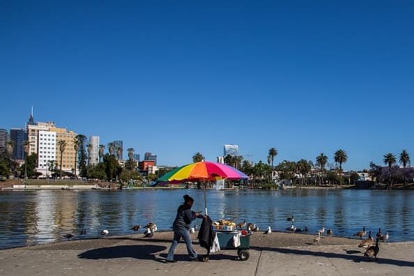 <b>¿Quiénes califican? </b>
<br>Califican los negocios más pequeños de California
<br>Negocios con cinco trabajadores de tiempo completo o menos.
<br>Demostrar ingresos anuales menores a $50,000. Se pide a los solicitantes que puedan demostrar que para el 2019, sus ingresos son iguales o menores a $50,000.
<br>