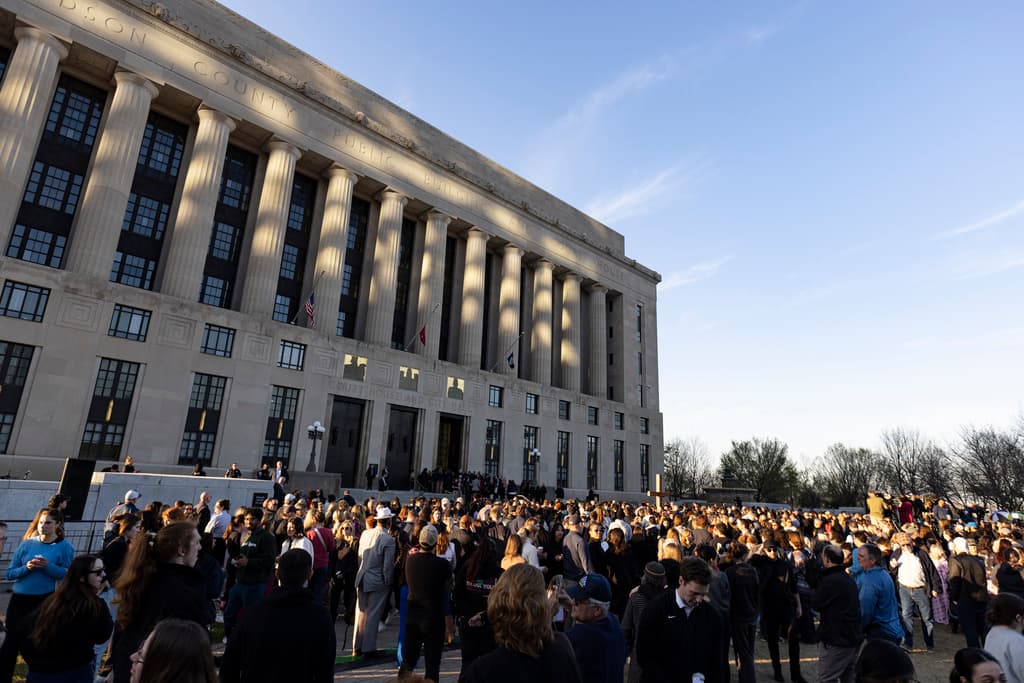 Cientos de personas se reunieron la tarde del miércoles en una vigilia en Nashville para honrar y llorar a los tres niños y tres adultos víctimas de un 
<b><a href="https://www.univision.com/noticias/tiroteos/tiroteo-en-una-escuela-de-nashville-deja-tres-muertos">tiroteo en la escuela cristiana The Covenant School</a></b>.