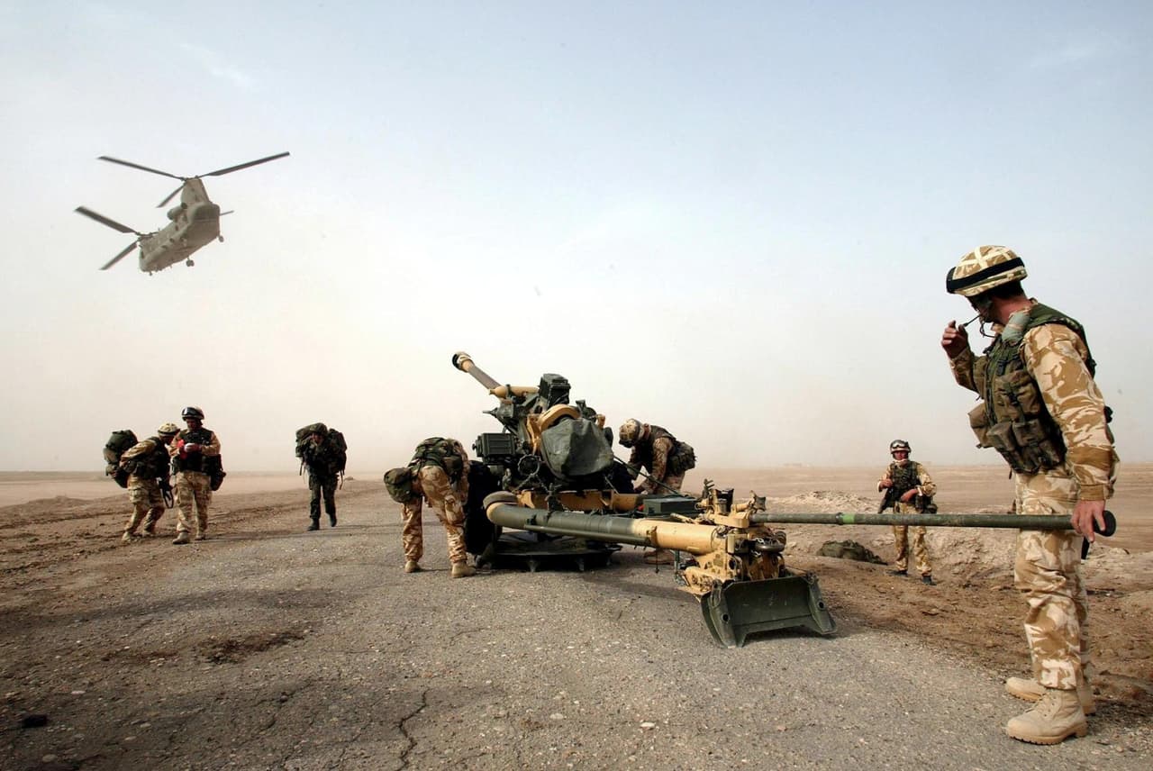 La coalición que invadió Irak con con fin de derrocar a Hussein fue liderada por EEUU. También participaron, con menor importancia, el Reino Unido, España, Italia, Australia, Polonia y Nicaragua. En la fotografía, soldados británicos y estadounidenses en camino a Bagdad el 21 de marzo de 2003.