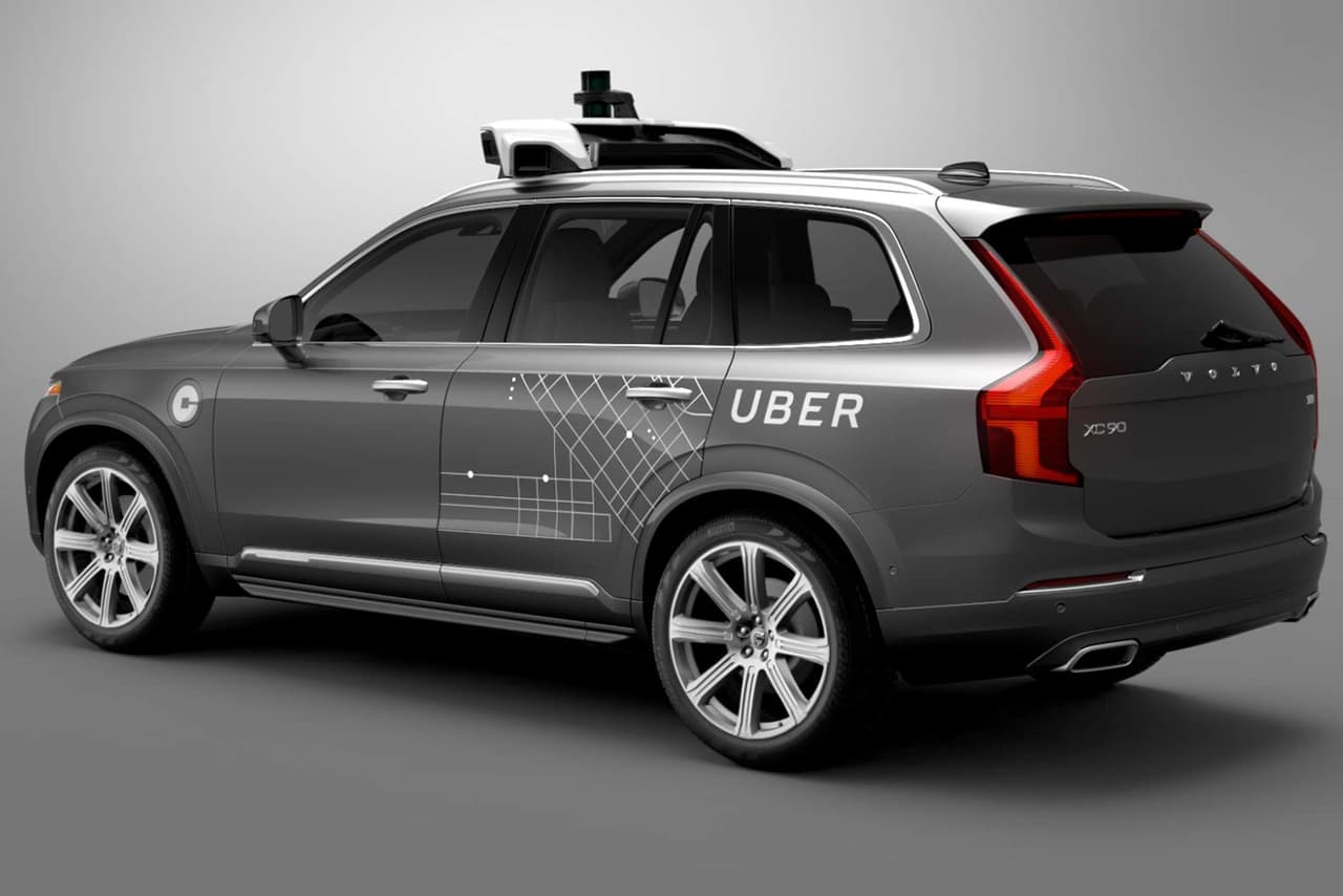 <b>Uber</b> en una de las firmas que más riesgos ha tomado en su esfuerzos por desarrollar un vehículo de conducción autónoma. El pasado mes de septiempre Uber generó titulares cuando el estado de California le
<b><a href="http://www.univision.com/noticias/vehiculos-autonomos/Adi%C3%B3s%20San%20Francisco:%20Uber%20muda%20su%20flota%20de%20veh%C3%ADculos%20aut%C3%B3nomos%20a%20Arizona" target="_blank"> retiró el permiso de circulación</a></b> a los vehículos autónomos con que estaba prestando servicios comerciales en San Francisco. En marzo pasado uno de estos vehículos sufrió 
<b><a href="http://www.univision.com/noticias/vehiculos-autonomos/accidente-a-alta-velocidad-causa-suspension-de-programa-de-pruebas-de-vehiculos-autonomos-de-uber" target="_blank">un aparatoso volcamiento</a></b> en Arizona.