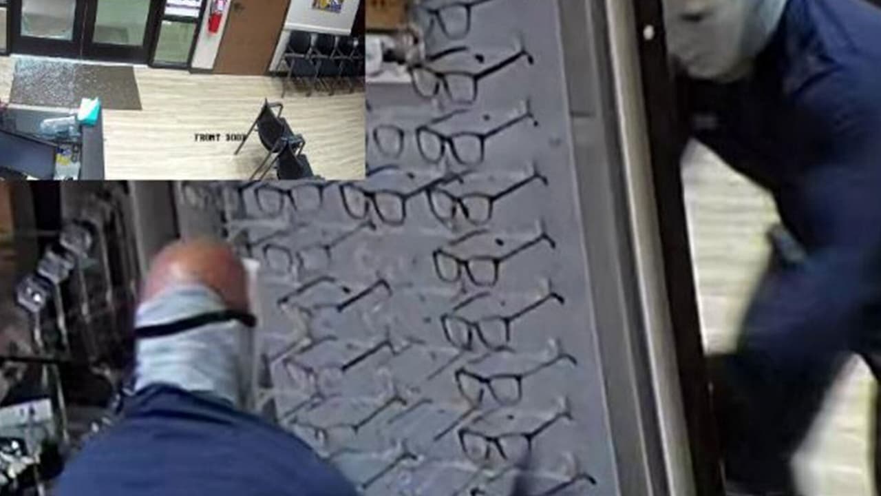 Un hombre de 5'5 de altura, estructura robusta y musculosa y cabeza afeitada robó miles de dólares de una óptica. 
<br>
<br>El hombre llevaba puesto un reloj G-shock verd y unas botas nuevas de trabajo color marrones.