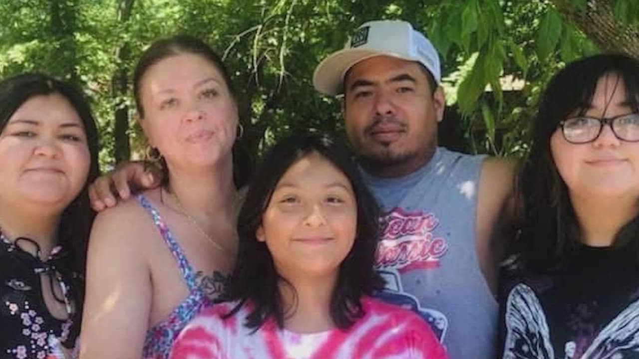 Padre hispano se reencuentra con su familia dos meses después de un problema con su residencia permanente