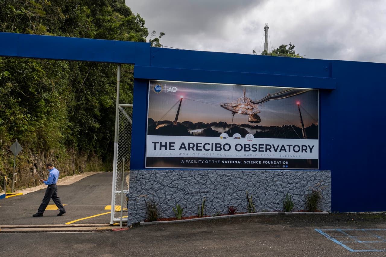 El Observatorio de Arecibo 
<a href="https://www.univision.com/local/puerto-rico-wlii/colapsa-el-observatorio-de-arecibo">colapsó</a> por fallas estructurales. La Fundación Nacional de Ciencias de los Estados Unidos había informado que la estructura debería ser demolida por seguridad. En agosto uno de los cables que ayudaba a sostener la plataforma se rompió y causó daños en el plato reflector.