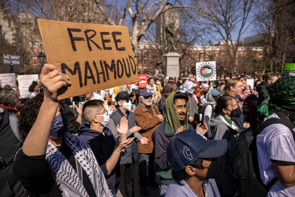El estudiante Mahmoud Khalil seguirá bajo custodia de ICE mientras los abogados discuten sobre su posible deportación