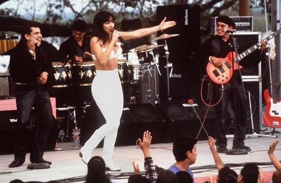 Tanto la vida de Selena como la de Jenni Rivera han sido motivo de libros con ventas millonarias y películas taquilleras. En la fotografía, Jennifer López en la película Selena (1997), en la que hizo el papel de la cantante. Con un costo aproximado de producción de US$20,000,000, la película en su primer fin de semana recaudó US$11,615,722.
<br>